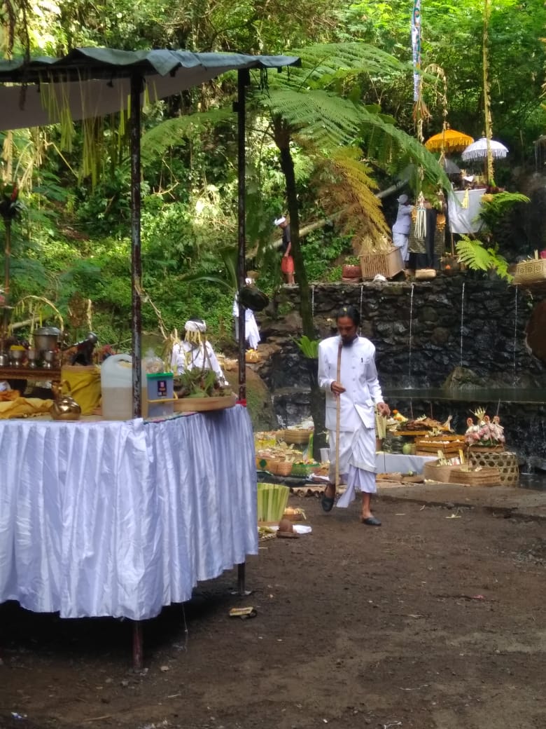 Acara Melaspas Pelinggih dan Rsi Gana di Goa Raja Waterfall Desa Jehem